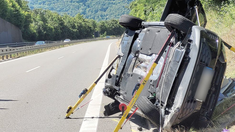Bei dem Unfall nahe Hechingen wurden laut Polizei vier Menschen verletzt. Foto: Ralf Biesinger