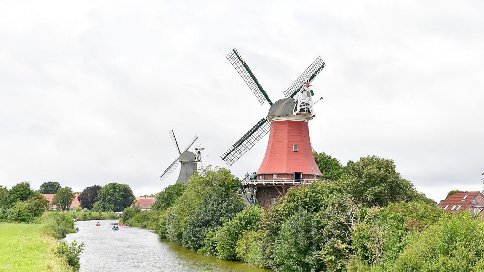 Sie sind das Postkartenmotiv schlechthin: die Greetsieler Zwillingsmühlen. Foto: Heinz Wagenaar/Archiv