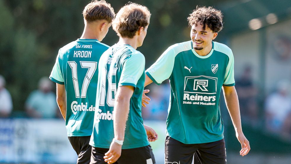 Der vom TuS Esens gekommene Sönke Kroon (links) erzielte am Sonntag in beiden Saris-Cup-Spielen für Firrel ein Tor. Fotos: Jens Doden, Emden