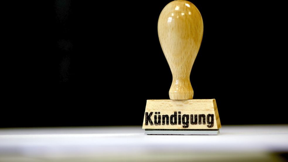 Behörden-Mitarbeitern, die vor dem Amtsgericht Emden wegen Vorteilsannahme verurteilt wurden, wurde gekündigt. Symbolfoto: Ralf Hirschberger/dpa