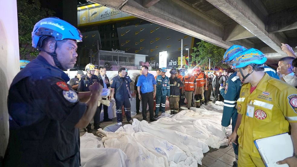Opfer der Brandkatastrophe wurden mit Tüchern bedeckt. Foto: Sakchai Lalit/AP/dpa