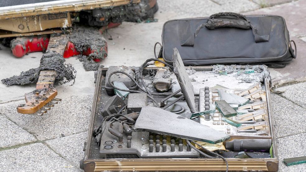Das Lokal brannte lichterloh - eine rote Gitarre und ein Mischpult liegen liegt völlig verkohlt am Boden. Foto: Adryel Talamantes