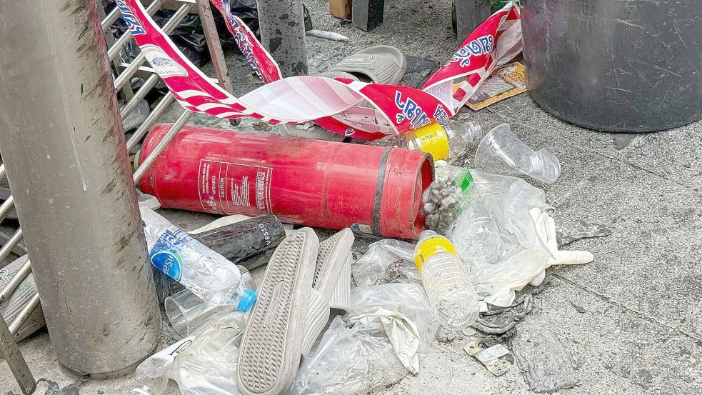 Feuerlöscher und Plastiksandalen lagen am Tag nach der Tragödie vor dem Pub. Foto: Carola Frentzen