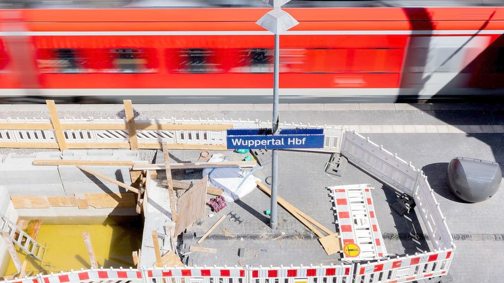 Eigentlich war die Freude groß, dass zwischen Hagen, Wuppertal und Köln wieder Züge fahren können - doch dann fiel auf, dass eine Brücke marode ist. (Archivbild) Foto: Rolf Vennenbernd