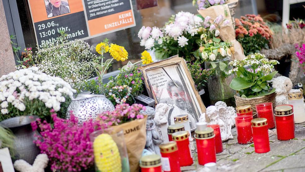 Blumen, Fotos und Kerzen am Tatort in Oldenburg erinnern an den Tod von Lorenz. Er starb durch Polizeischüsse. Foto: Hauke-Christian Dittrich/DPA/Archiv