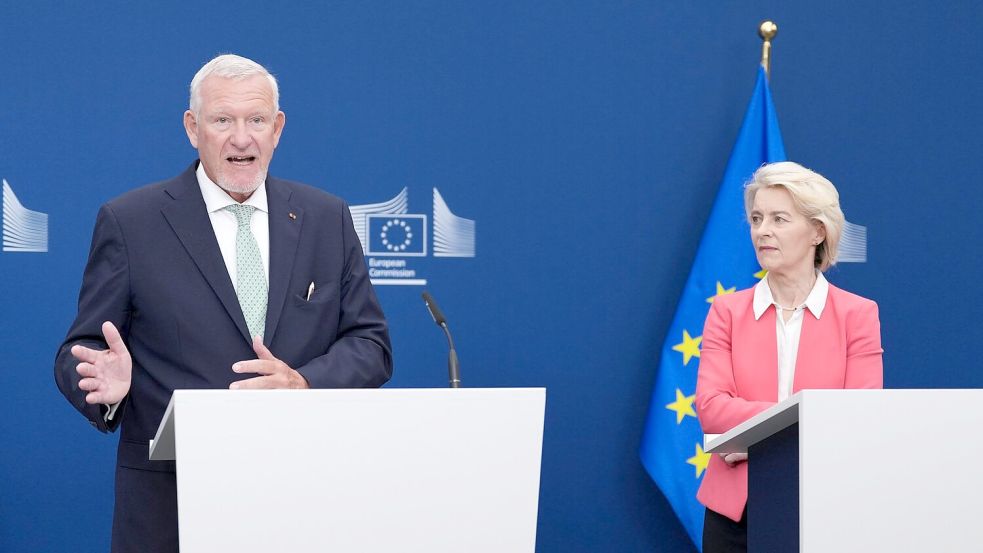 Kommissionspräsidentin Ursula von der Leyen erhält den Bericht. Foto: Marius Burgelman