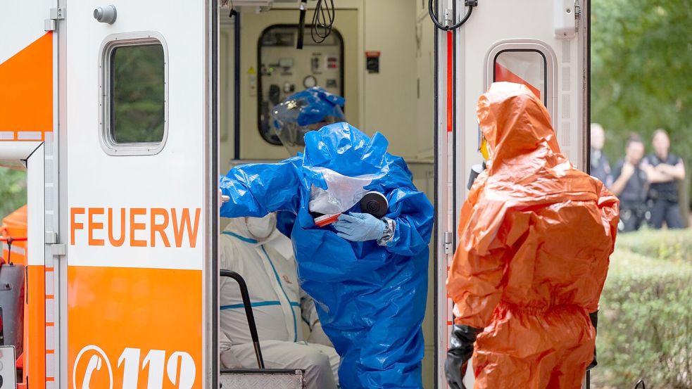 Der Transport von hochansteckenden Patienten in die Uniklinik wird immer wieder geübt, so wie hier im Jahr 2022. (Archivbild) Foto: Boris Roessler
