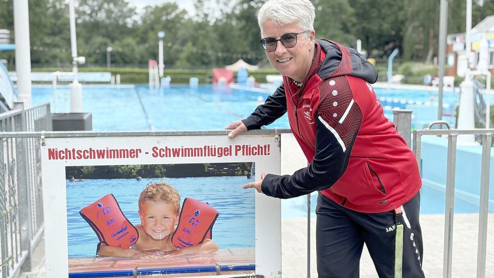 Unübersehbar, wie Schwimmmeisterin Inge Lübben zeigt: Die Schwimmflügel-Pflicht ist überall plakatiert. Sie gilt notfalls auch für große Jungs. Fotos: Stephanie Schuurman