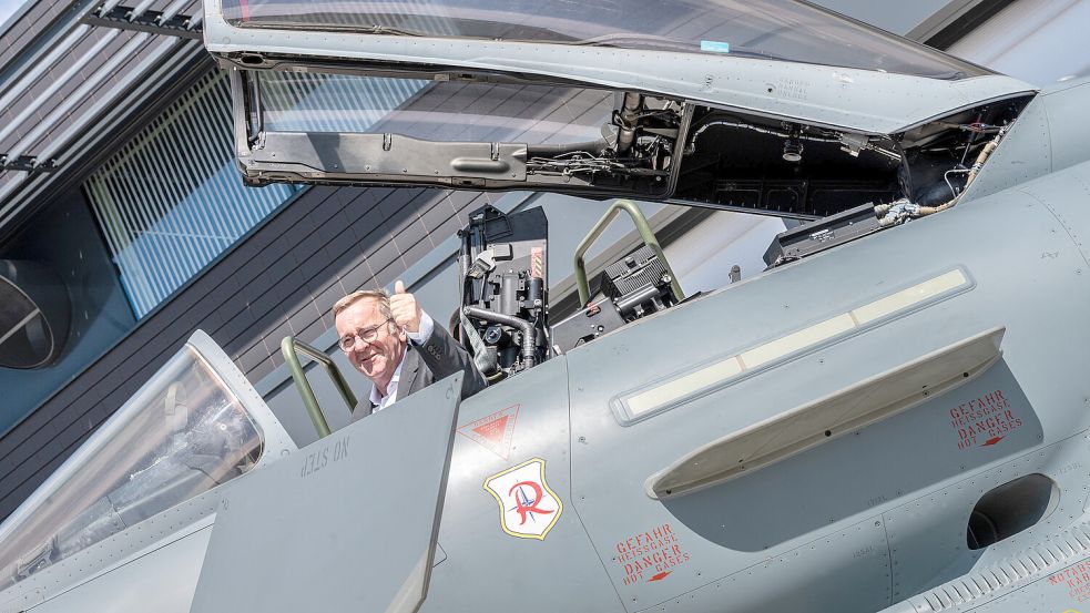 Verteidigungsminister Boris Pistorius (SPD) im Cockpit eines Eurofighters. Foto: Klaus Ortgies