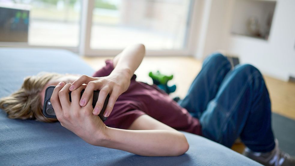 Auch bei Kindern aus dem Leben nicht mehr wegzudenken: das Smartphone. Foto: dpa/Annette Riedl