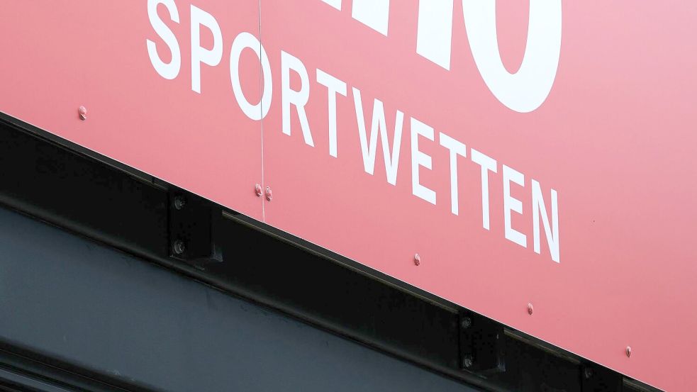 Sportwetten bieten ein deutlich höheres Risiko für Glücksspielsucht als das klassische Lotto. (Archivbild) Foto: Bernd Weißbrod
