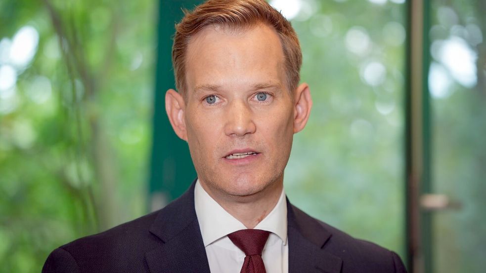 Rauf mit der Tabaksteuer, damit weniger Menschen rauchen, findet der CDU-Politiker Hendrik Streeck. (Archivbild) Foto: Soeren Stache