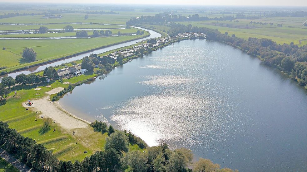 Der Jümmesee liegt direkt neben dem Campingplatz. Foto: Dübbelde Immobilien/Archiv