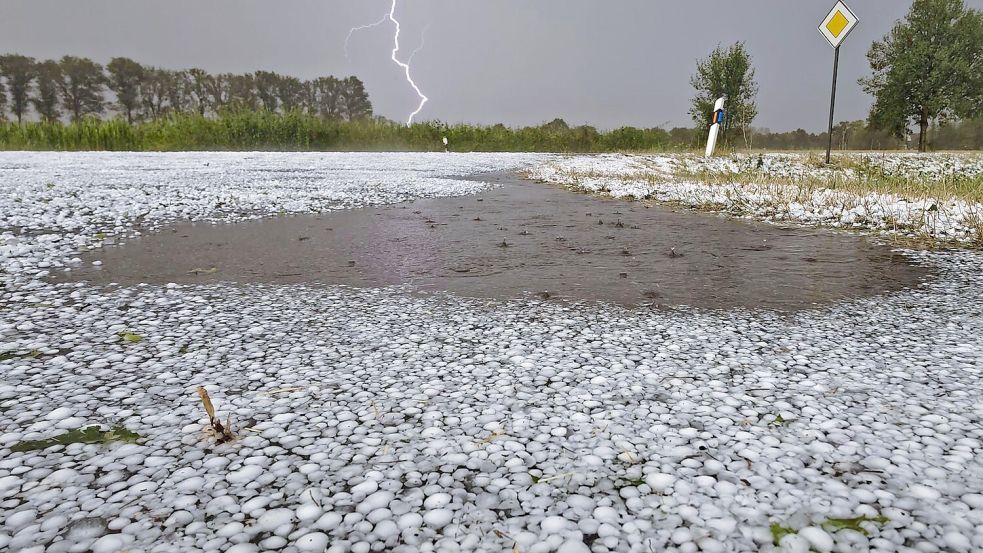 Hagel und starker Regen sind auch weiter möglich, erklärt der Deutsche Wetterdienst. Foto: Thomas Lindemann/Nord-West-Media