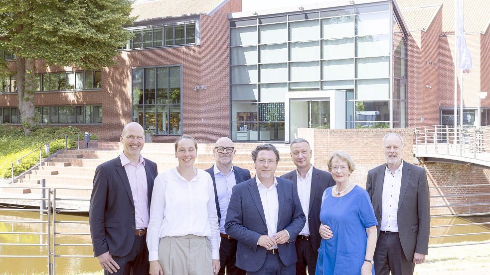 Vertreter der Niedersächsischen Sparkassenstiftung und der drei ostfriesischer Sparkassen übergeben ihre gemeinsame Förderung für die Jubiläumsausstellung der Kunsthalle Emden „BILDER, DIE WIR LIEBEN“ an den Vorstand und Aufsichtsrat des Museums. Foto: Tobias Bruns