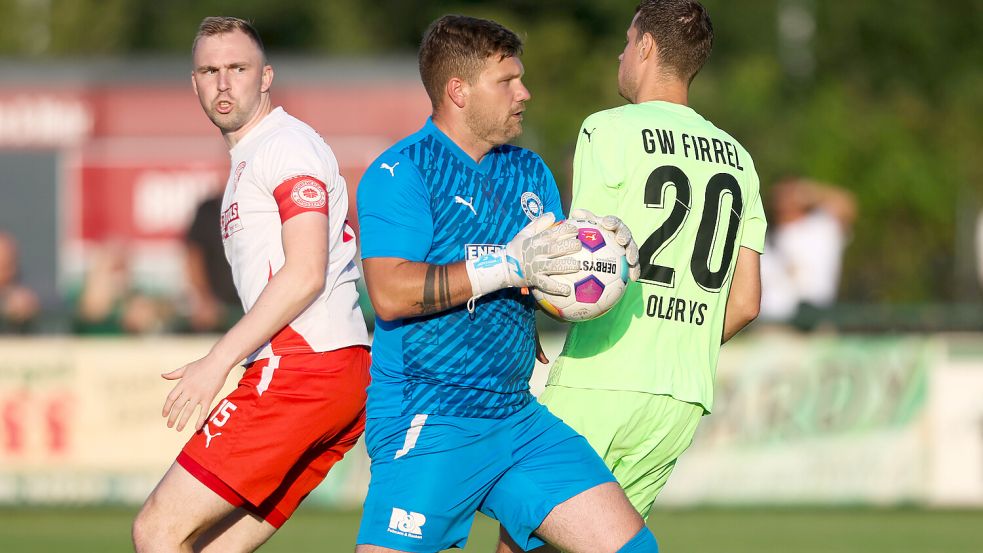 Der SV Großefehn (von links Ralf Aden und Dennis Kuschel) will sich für die 2:3-Niederlage aus dem Vorjahr bei GW Firrel (rechts Michael Olbrys) revanchieren. Foto: Jens Doden, Emden