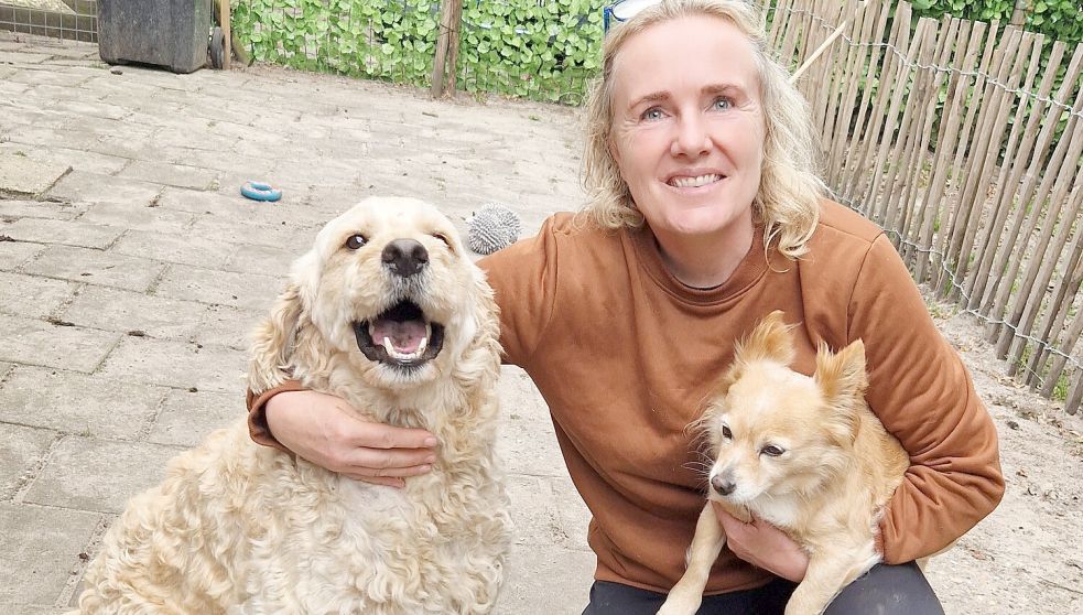 Nancy Servaas hat ein Herz für Hunde. Das Bild zeigt sie mit Olli und der kleinen Hündin ihrer Tochter Dorinda. Foto: Tatjana Gettkowski