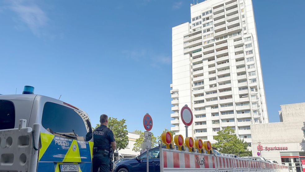 In einem Kieler Hochhaus haben Einsatzkräfte eine DNA-Reihenuntersuchung vorgenommen. Foto: Bodo Marks