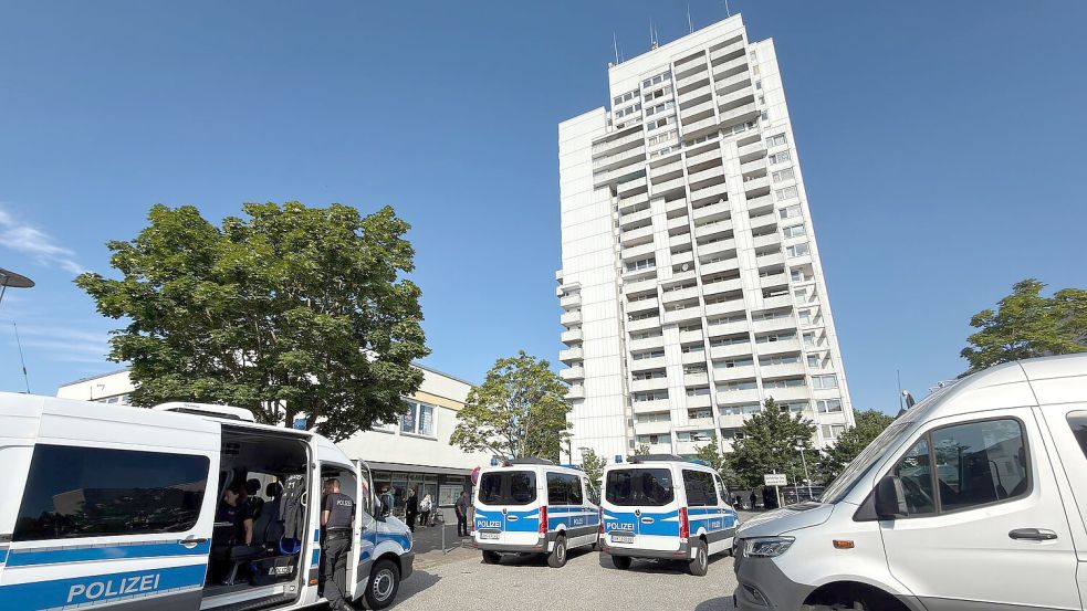 Seit dem Morgen führt die Polizei einen Großeinsatz in einem Hochhaus im Kieler Stadtteil Mettenhof durch, aus dem ein Pflasterstein auf einen Streifenwagen geworfen worden ist. Foto: Bodo Marks