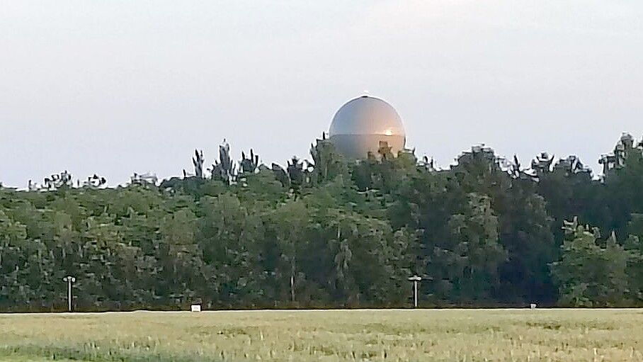 Der neue Radarturm beziehungsweise die Kuppel, der sogenannte Radom, ist über den Baumkronen am Standort Brockzetel deutlich zu erkennen. Dieses Foto entstand Mitte Juni 2026. Foto: Karin Böhmer