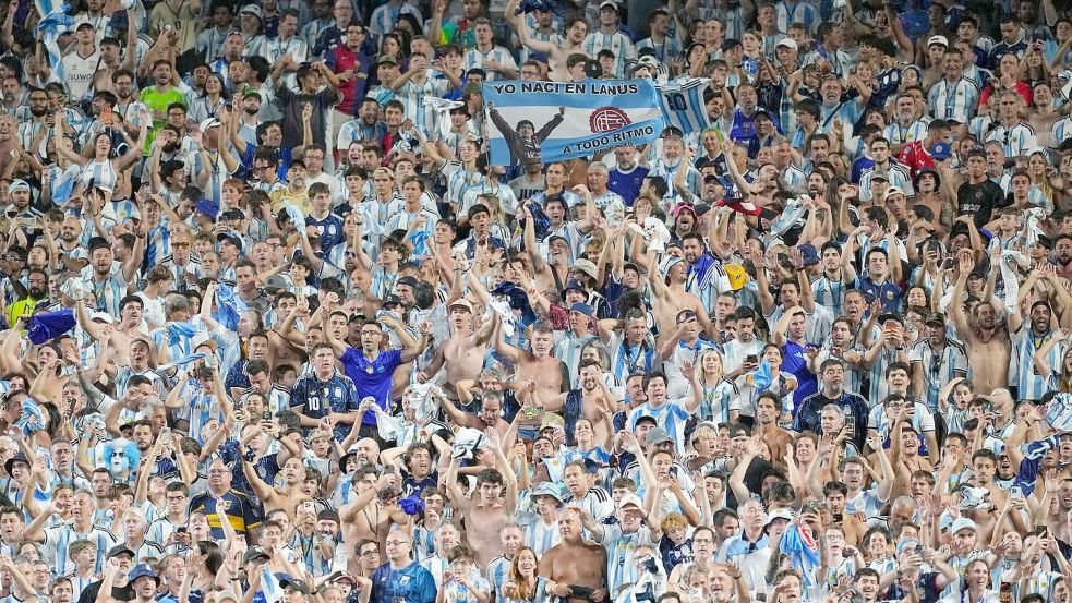 Fußball als Erziehungsmaßnahme?: Argentinien versucht es mit Stadionverboten für säumige Zahler. Foto: Ed Zurga