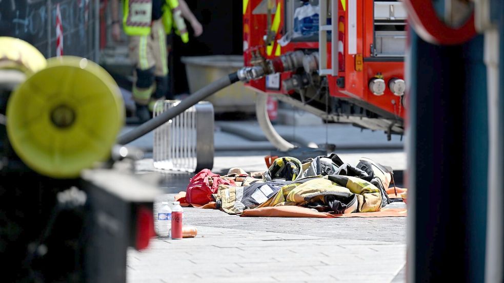 Rettungskräfte brachten mindestens zwei Menschen nach dem Brand mit Verbrennungen in ein Krankenhaus. Foto: Emile Windal