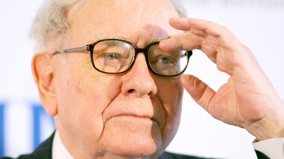 Im Alter von 95 Jahren will Warren Buffett sein Vermögen beschleunigt spenden. (Archivbild) Foto: Arne Dedert/dpa