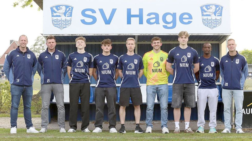 Hages neuer Trainer Bernd Janssen (links) sowie die Co-Trainer Thorsten Schulze (daneben) und Christian Schröder (rechts) freuen sich über einige Neuzugänge (ab Dritter von links): Jonathan Leiber, Aiko Poppinga, Felix Harms, Jesse Jenssen, Jannik Boomfalk und Aboubacar Sylla. Foto: Privat