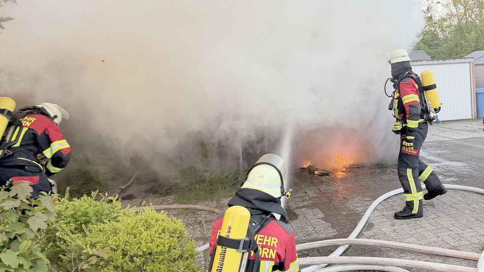 Zu einem Garagenbrand in Pewsum ist es am Freitagabend gekommen. Die Feuerwehr war im Einsatz. Foto: Feuerwehr Krummhörn