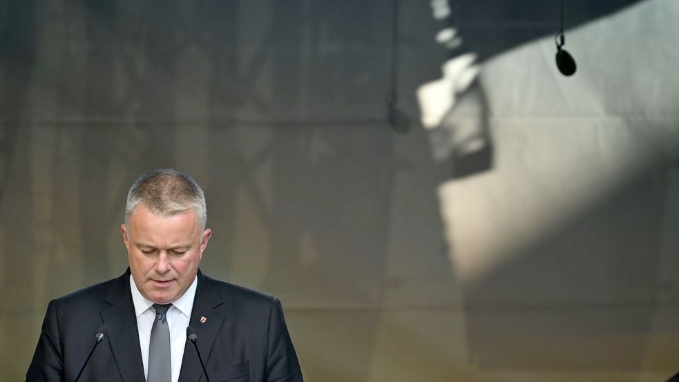 Der Staat habe in der Flutnacht versagt, sagt Ministerpräsident Schnieder. Foto: Boris Roessler/dpa