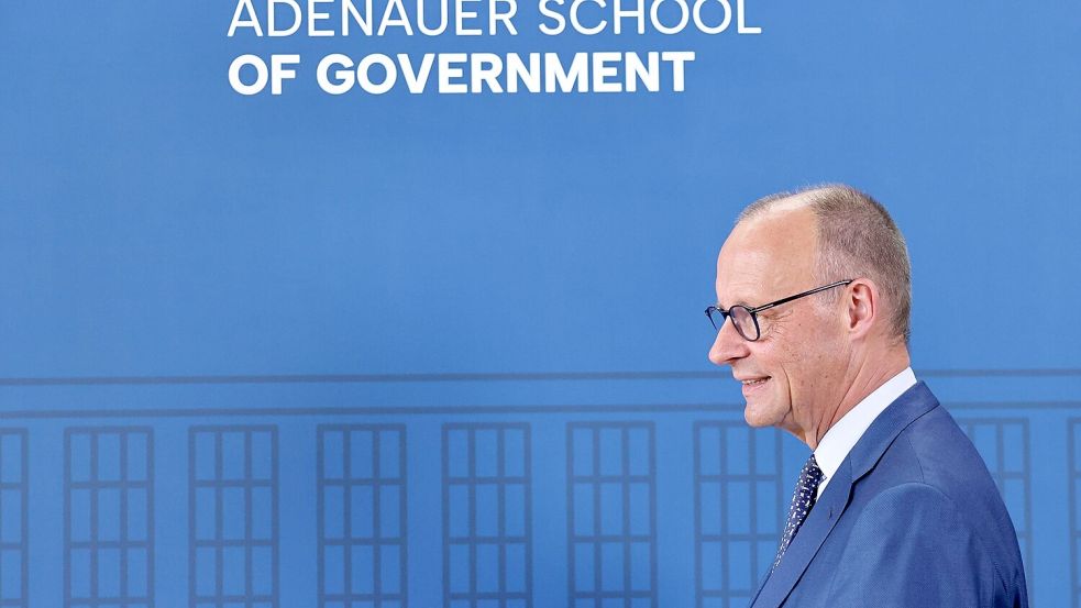 Bundeskanzler Friedrich Merz (CDU) sprach bei der Einweihung davon, Demokratie besser mit Effizienz zu verbinden. Foto: dpa/Rolf Vennenbernd