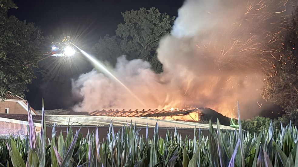 Als die Einsatzkräfte eintrafen, stand der große Schuppen bereits in Vollbrand. Foto: Carsten Ammermann