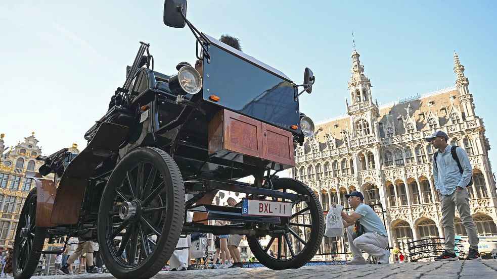 Eine E-Kutsche steht auf dem Grand-Place/Grote Markt im Zentrum von Brüssel. Foto: Michael Brandt
