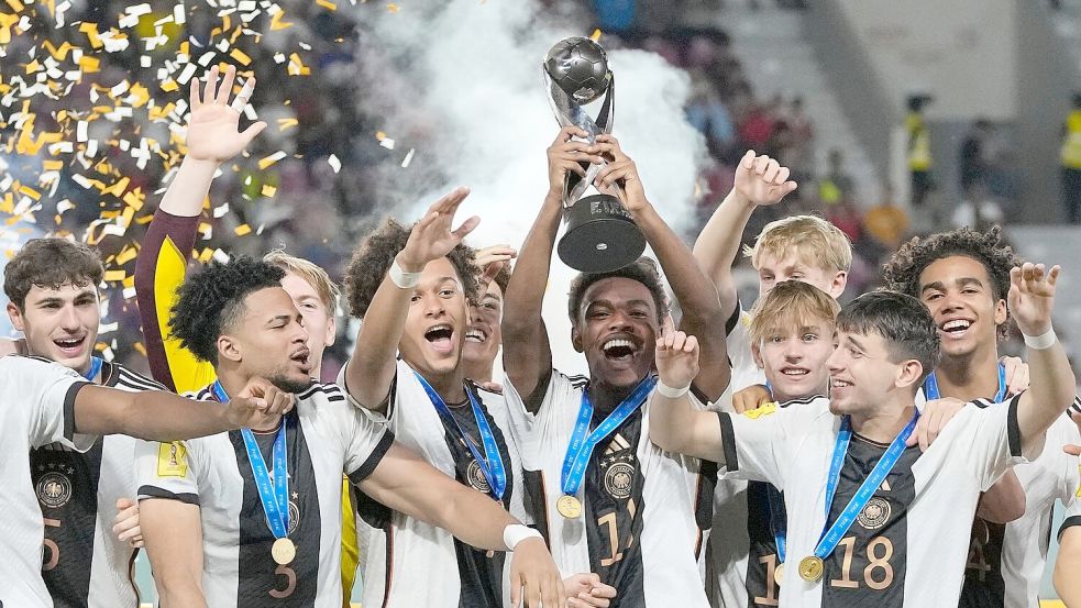 Talente sind da: Die deutsche U17 wurde 2023 Welt- und Europameister. (Archivbild) Foto: Achmad Ibrahim/AP/dpa