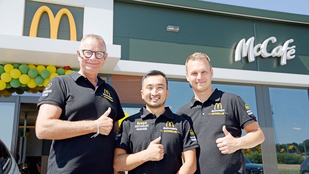 Der erste Tag sei bestens gelaufen, versichern Franchisenehmer Christian Eckstein (von links), Restaurantleiter Arsen Zheembaev und Gebietsleiter Steve Schmidt. Foto: Karin Lüppen