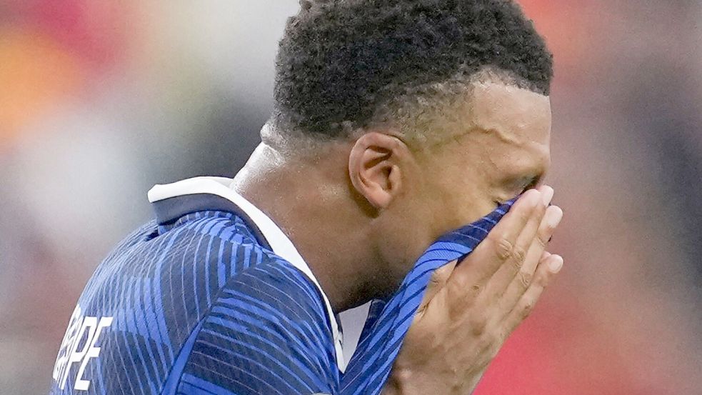 Tief enttäuscht: Frankreichs Kylian Mbappé nach dem Halbfinal-Aus. Foto: Wu Xiaoling/XinHua/dpa