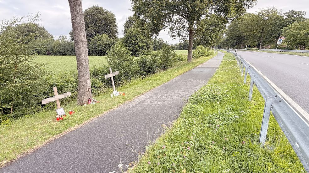 Die beiden Holzkreuze erinnern an die am 19. November 2025 tödlich verunglückten jungen Männer. Nach dem Unfall hat die Niedersächsische Landesbehörde für Straßenbau und Verkehr zudem eine Leitplanke entlang der Fahrbahn der B 436 errichten lassen. Foto: Susanne Ullrich