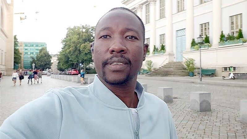 Chef des City-Kiosk ist Mohammed Adam. Der 39-jährige Familienvater wohnt in Remels und arbeitet als Elektriker in Filsum. Nach Feierabend fährt er zu seinem neu eröffneten Kiosk in Rhauderfehn. Foto: privat