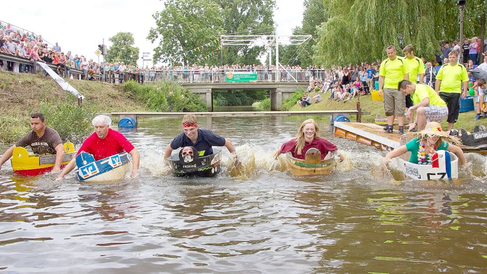Unter dem Jubel der Zuschauer kämpfen sich die Teams in den hölzernen Waschtrögen über den Kanal – wer das Gleichgewicht verliert, geht sprichwörtlich „baden“. Foto: Börjes/Privat