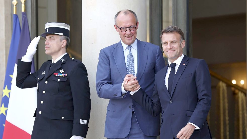 Merz (m.) und Macron (l.) ziehen noch doch an einem Strang. (Archivbild) Foto: Tom Nicholson