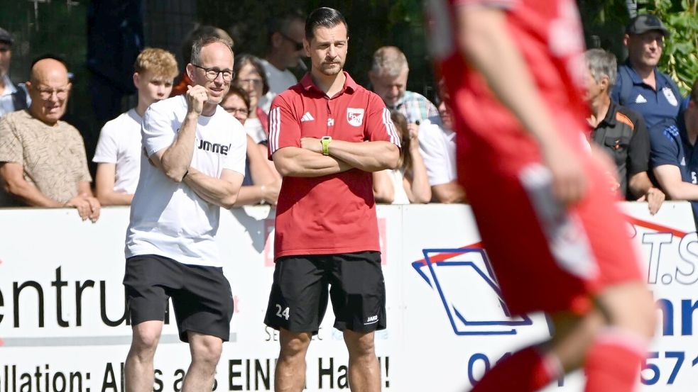 Trainer Alwin Tierok-Heddinga (links) freut sich auf die Bezirksliga-Saison mit dem FC Norden. Ihm steht Carsten Marek (daneben) als Co-Trainer zur Seite. Foto: Jens Doden, Blomberg