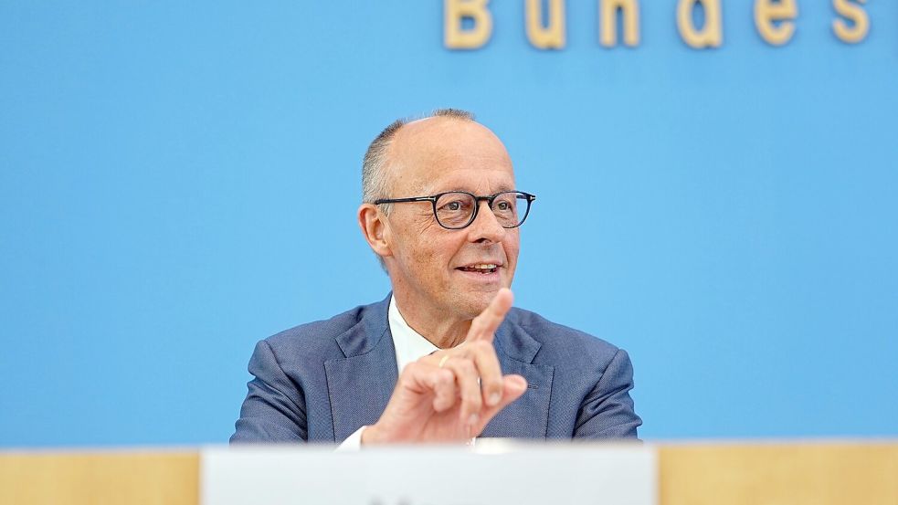 Kanzler Merz ist in der Sommerpressekonferenz entspannt Foto: Michael Kappeler/dpa