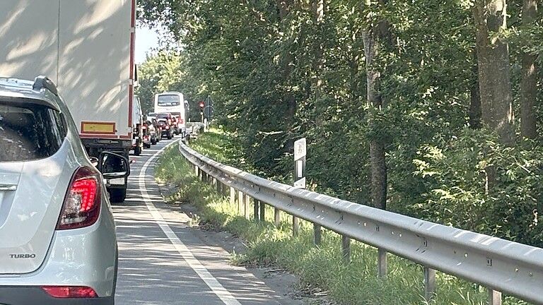 Der Verkehr auf der Bundesstraße in Marienhafe staut sich zeitweise. Zwei Ampeln sorgen dafür, dass er einspurig an der Baustelle vorbeifließen kann. Foto: Rebecca Kresse