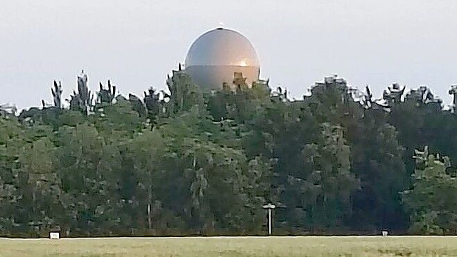 Der neue Radarturm beziehungsweise die Kuppel, der sogenannte Radom, ist über den Baumkronen am Standort Brockzetel deutlich zu erkennen. Dieses Foto entstand Mitte Juni 2026. Foto: Karin Böhmer