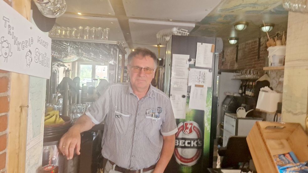 Hilmar Bockhacker wird man im kommenden Jahr wohl nicht mehr hinter der Bedienttheke des Hafen 55 sehen. Er zieht sich aus der Gastronomie zurück. Foto: Tatjana Gettkowski