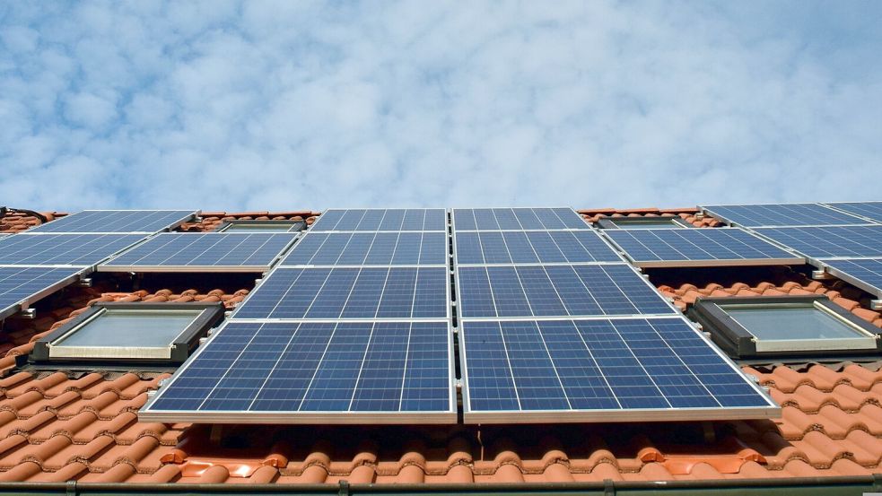 Photovoltaik auf dem Hausdach gilt oft als verfahrensfrei – doch in Baugebieten mit Gestaltungsvorgaben wie „roten Dächern“ entscheidet am Ende der Bebauungsplan, ob und unter welchen Bedingungen Solarmodule zulässig sind. Foto: Pixabay