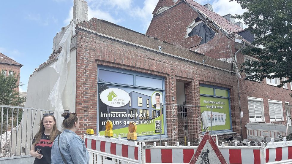 Wann stürzt der Rest herunter? Die beiden Schwestern Ulrike Grensemann (links) und Tomke Erdmann sind skeptisch, wie auch andere Passanten vor dem Haus in der Brückstraße. Foto: Stephanie Schuurman
