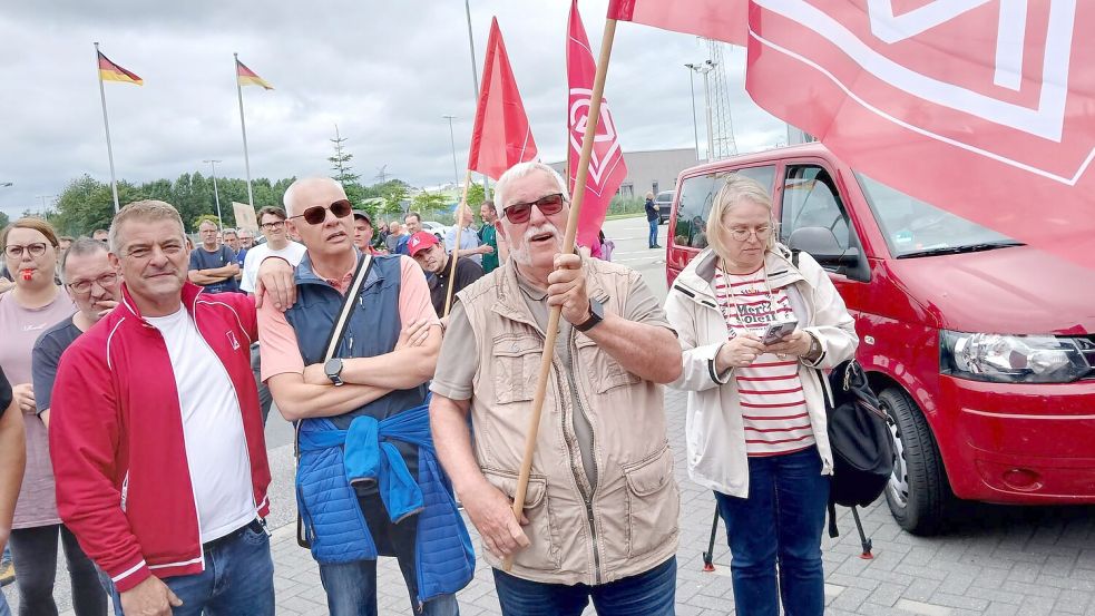 Johannes Voß (Zweiter von rechts) steht auch als Rentner hinter den Beschäftigten von VW. An der Demo vor dem Werk in Emden nahm er am 10. Juli 2026 „selbstverständlich“ teil. Foto: Privat