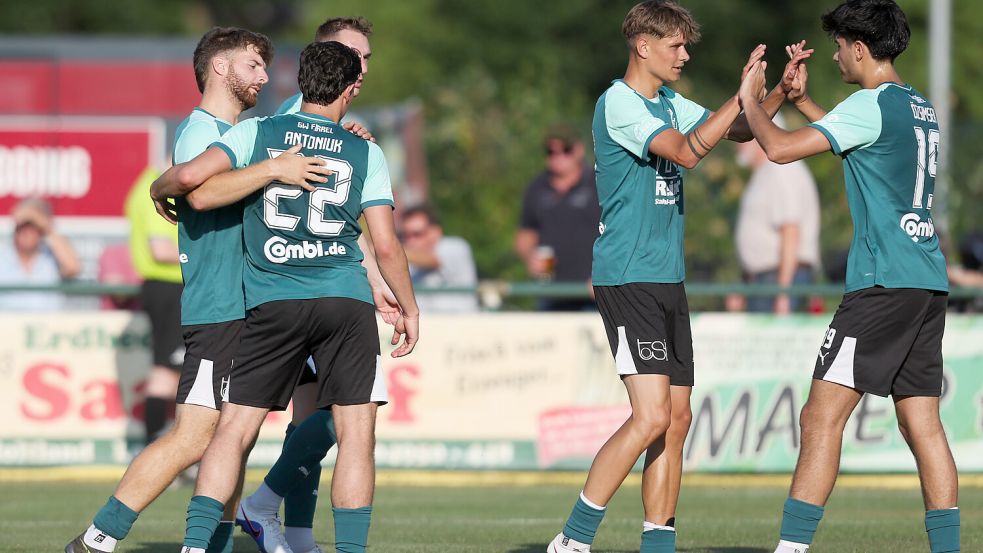 Der Firreler Jubel nach dem 1:0: Nico Gereke (verdeckt) traf ins lange Eck. Fotos: Jens Doden, Emden