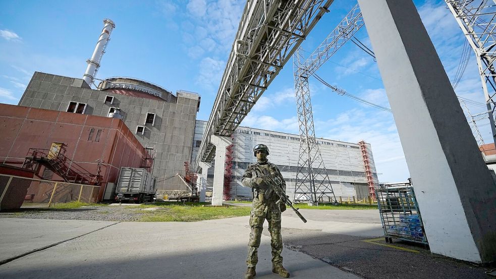 Russische Truppen kontrollieren seit dem Frühjahr 2022 das ukrainische Atomkraftwerk Saporischschja im Südosten des Landes. (Archivbild) Foto: -/AP/dpa